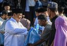 Usai Salat Id, Prabowo Bagikan Sembako ke Warga Aceh