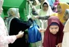 YPI Al-Fatah Surabaya dan PT DABN Bagikan Ratusan Paket Sembako Jelang Lebaran
