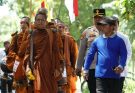 Semangat Persaudaraan, Kemenag Jatim Sambut 57 Bhikkhu di Rangkaian Indonesia Walk for Peace 2026