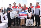 Pertamina Bagikan Ribuan Seragam ke Siswa