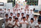 Peringati Hari Santri, Siswa SD Muhammadiyah 11 Surabaya Berkostum Gamis dan Sarung